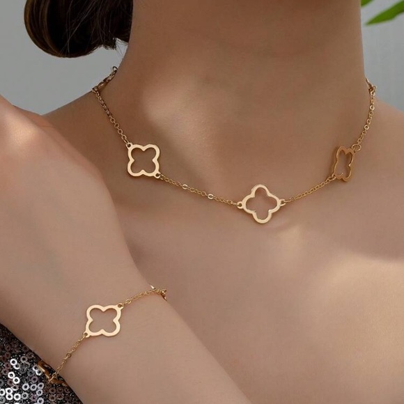 Brand New Clover Shaped Necklace & Bracelet Jewelry Set